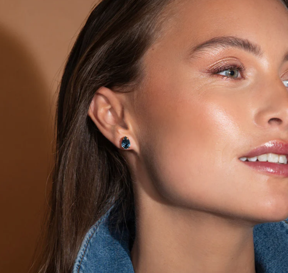 Caroline Svedbom "Petite Drop Stud Earrings Gold Denim Blue" -Örhängen - Bild 2